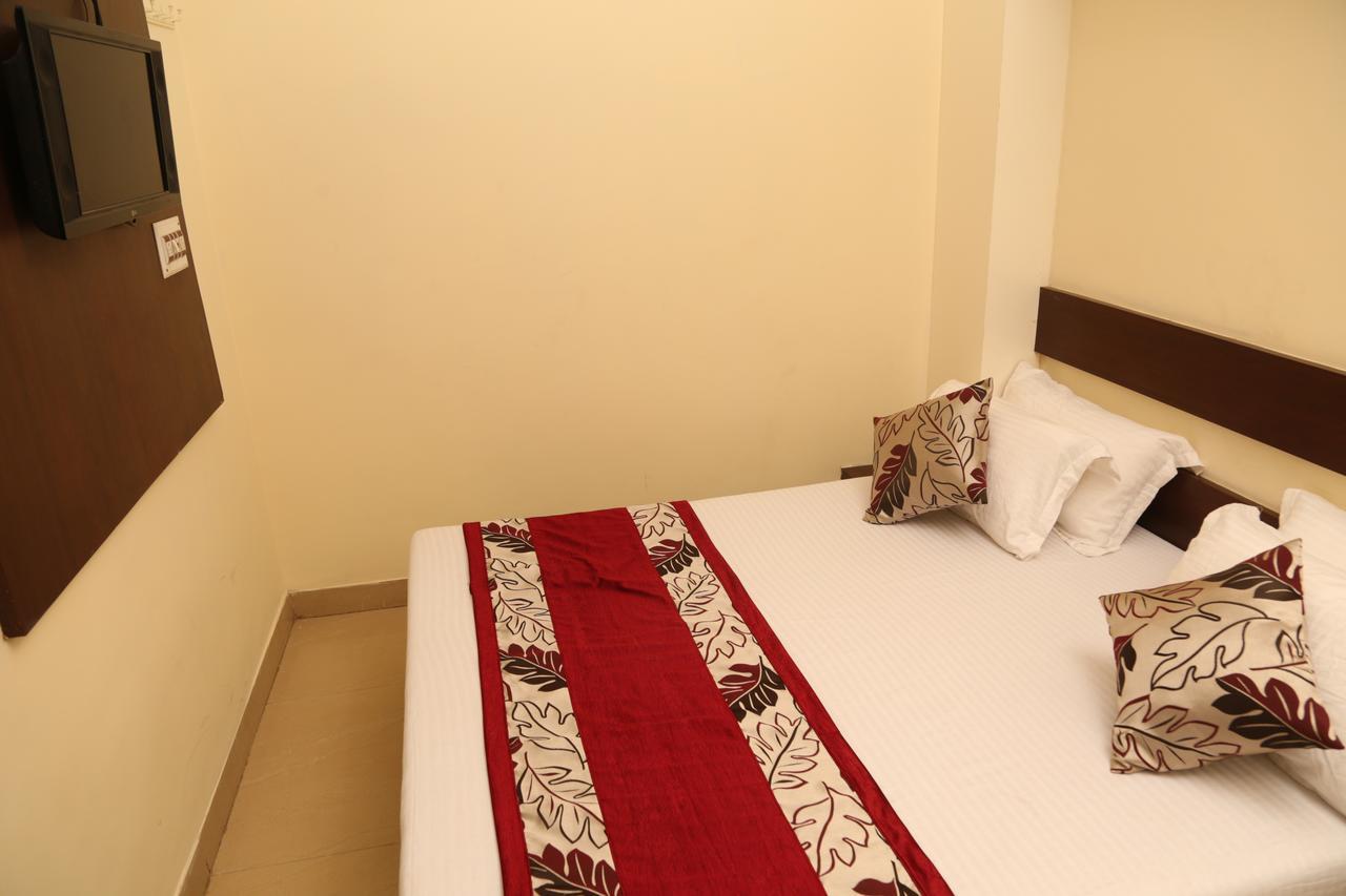 Hotel Heena Plaza Ābu Road Exteriör bild